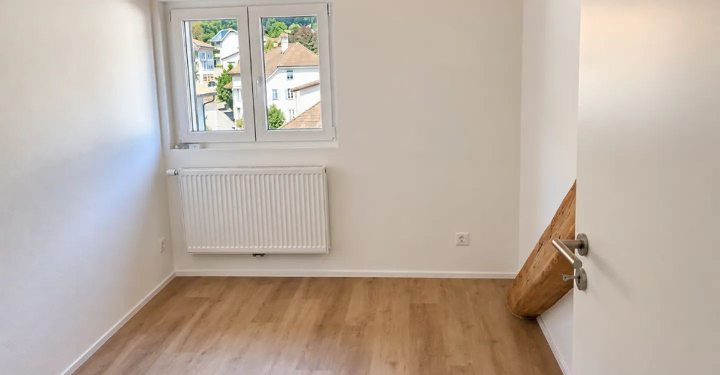 Superbo appartamento in soffitta nella vecchia città di Moutier - Foto 5 di 9