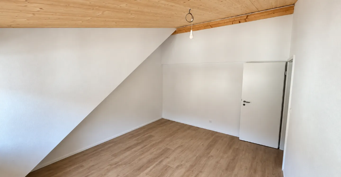 Superbo appartamento in soffitta nella vecchia città di Moutier - Foto 6 di 9