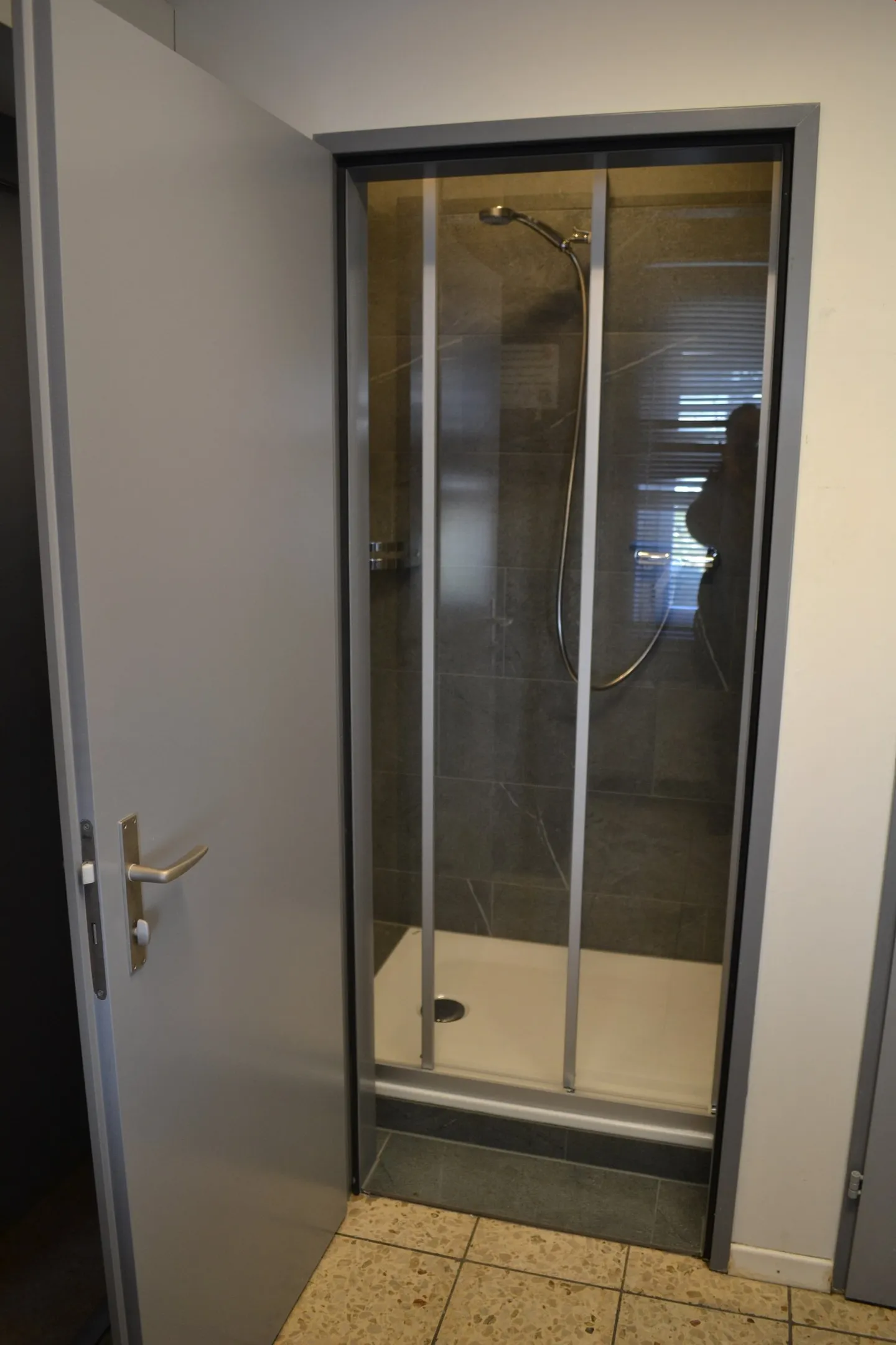 Partially furnished room for rent in the center of Altdorf - Photo 6 of 9