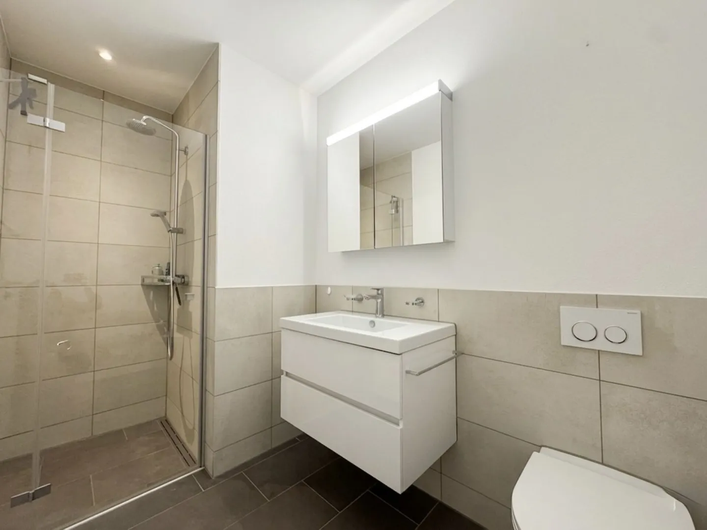 Appartement de 4,5 pièces de haute qualité avec grand balcon - Photo 2 sur 11