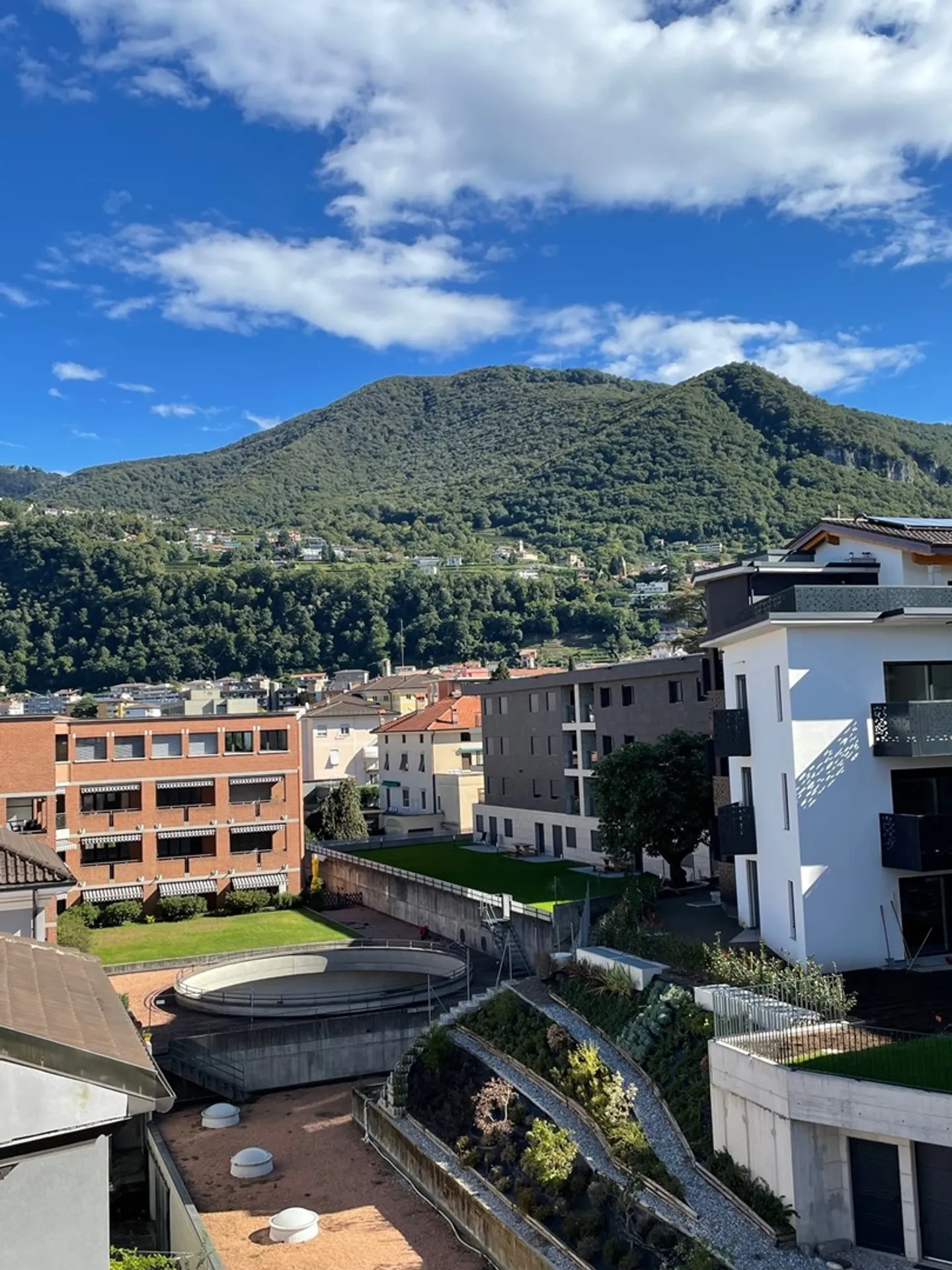 Edificio ad uso misto in affitto - Foto 2 di 10