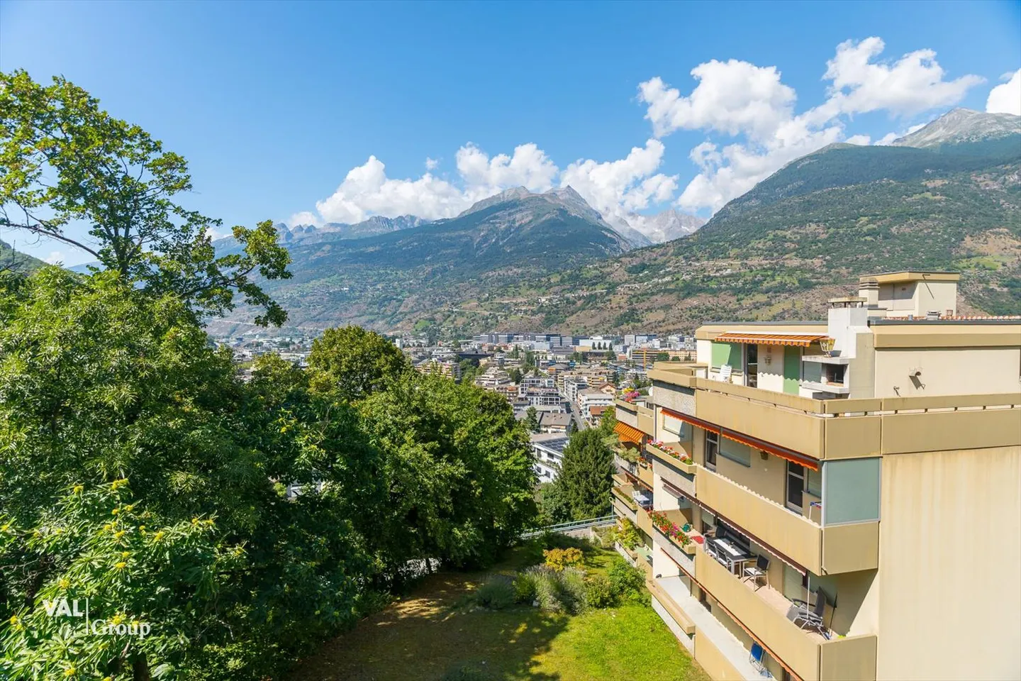 Charming 4.5-room apartment with adjoining studio and panoramic view - Photo 4 of 13