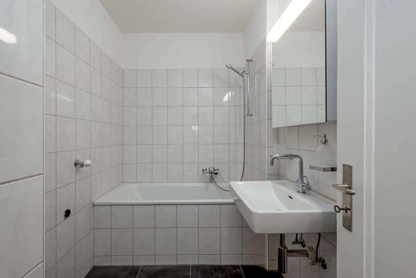 Behind the Opera House, Zurich District 8, Seefeld - Photo 3 of 10