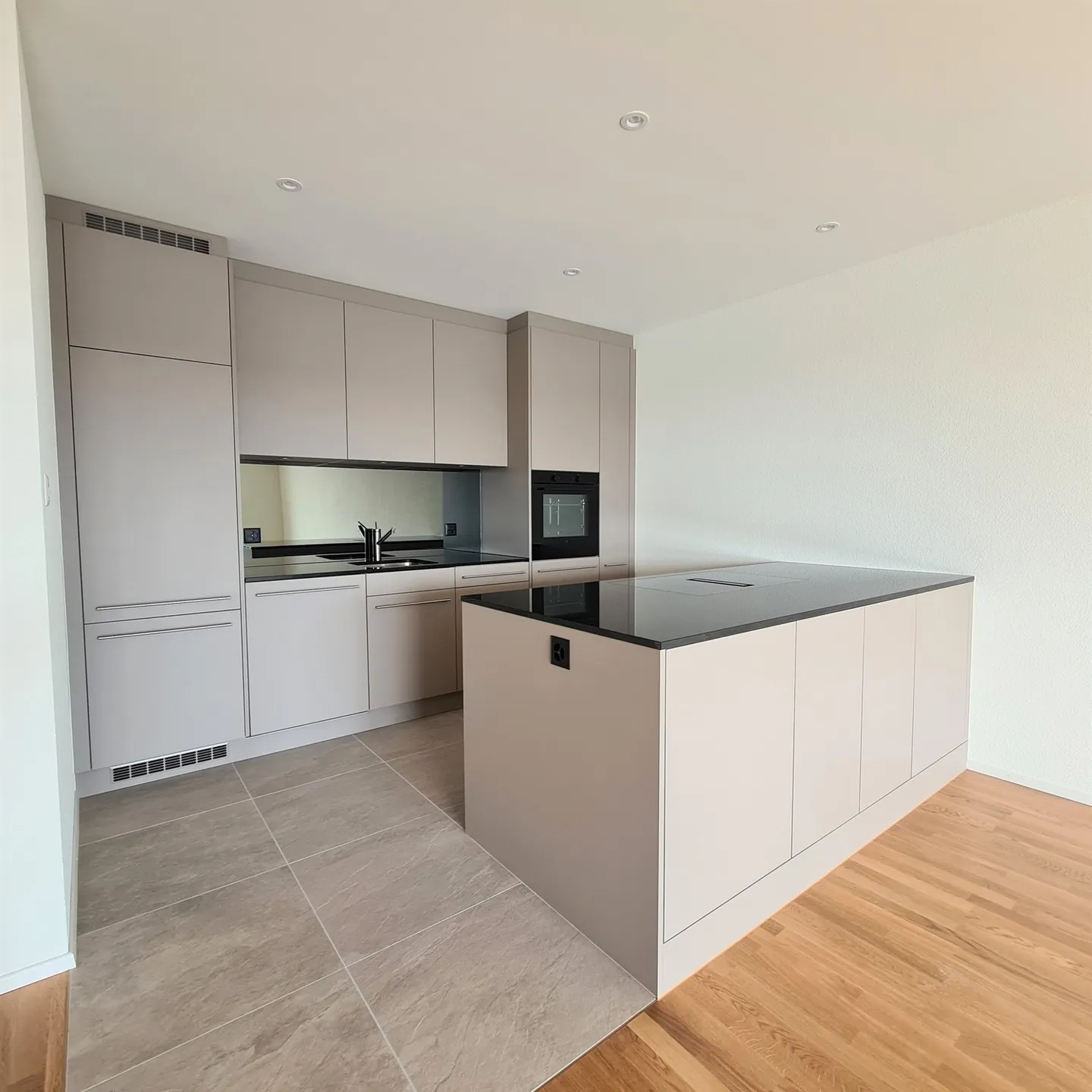 Moderno appartamento di 3,5 locali con molto spazio e terrazza a Bellach - Foto 2 di 9
