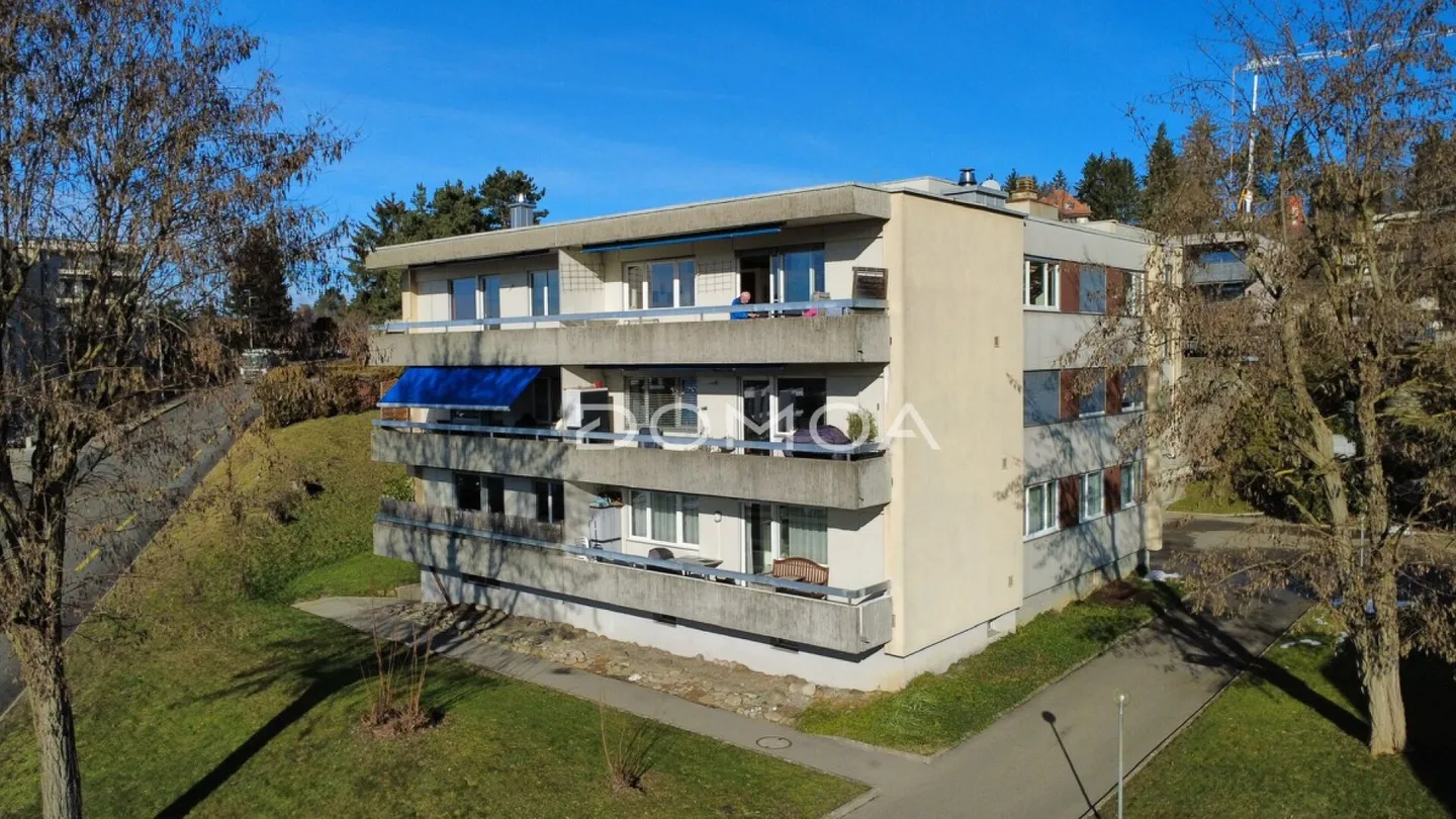 Helle 3,5-Zimmer-Wohnung mit Balkon und Schwimmbad - Grüne Umgebung - Foto 2 von 7