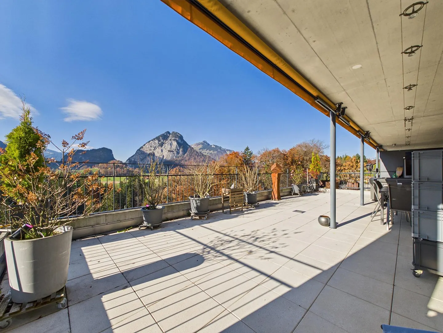 Terrazza panoramica enorme con vista sulle montagne, cucina di design con isola di cottura... - Foto 4 di 11