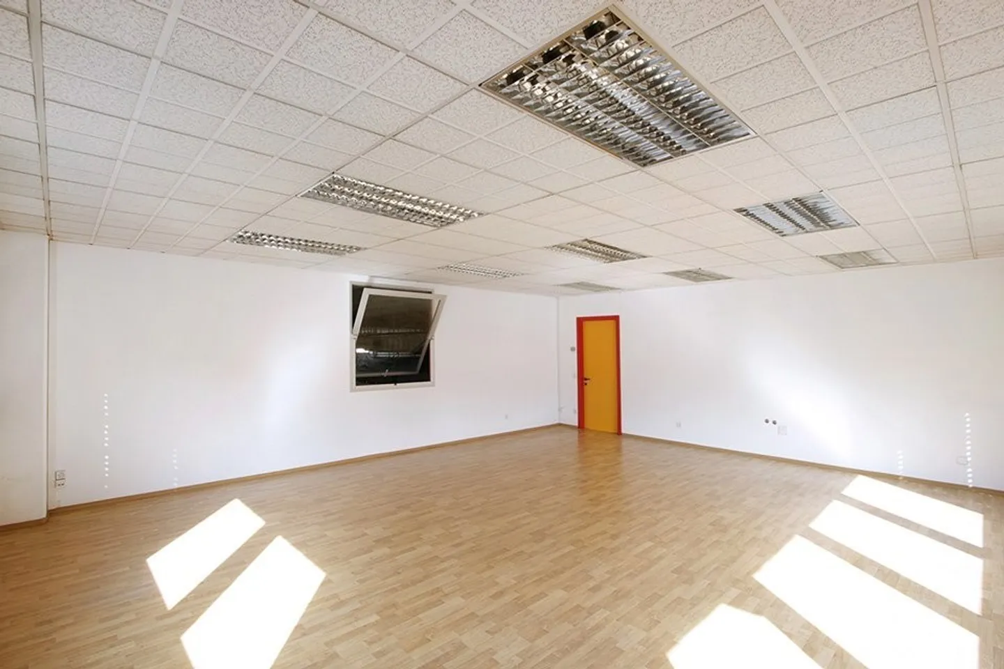 LUGANO NORD/LAMONE - À LOUER BUREAU SPACIEUX ET LUMINEUX (réf. 013) - Photo 4 sur 10