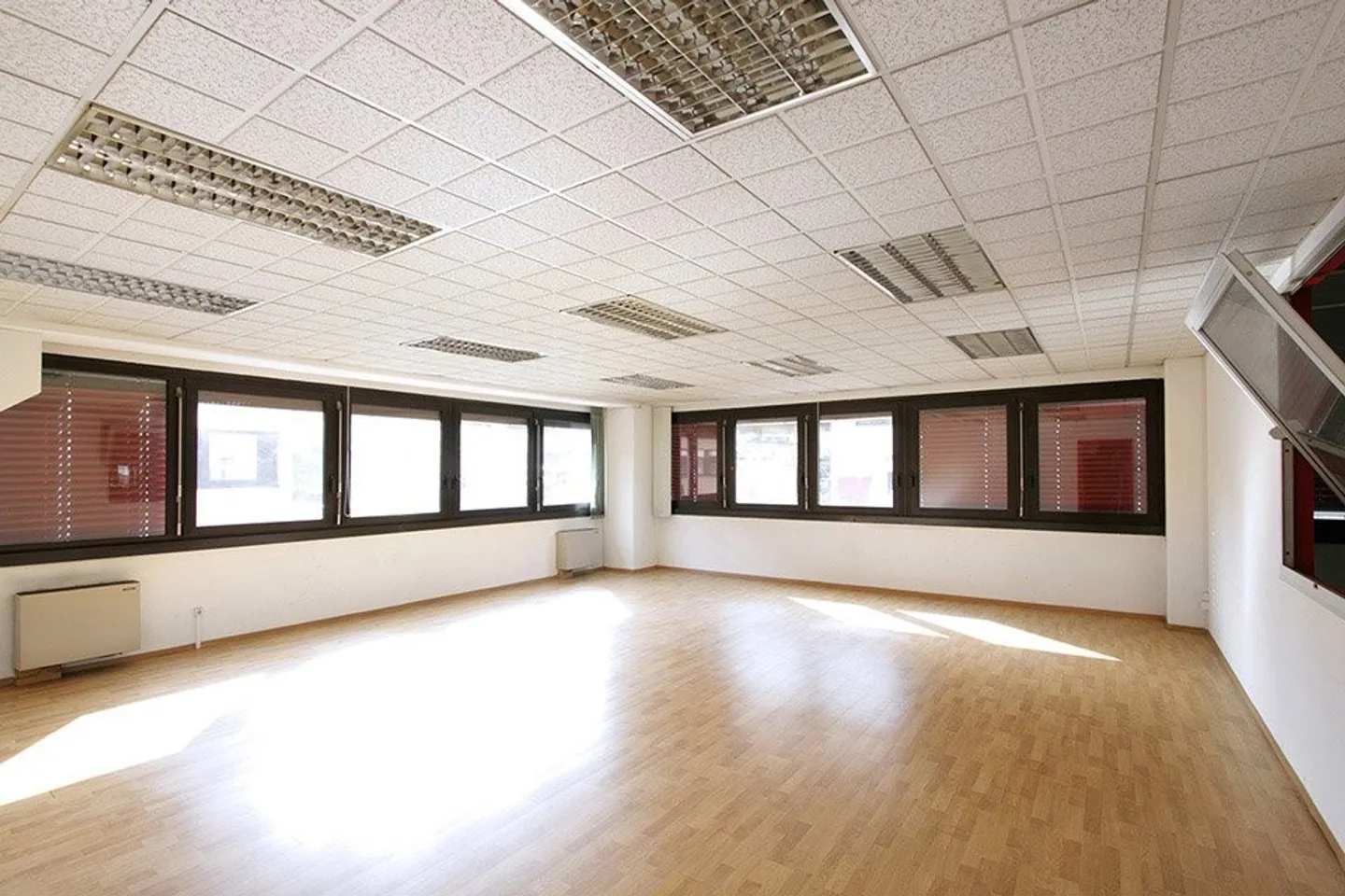 LUGANO NORD/LAMONE - À LOUER BUREAU SPACIEUX ET LUMINEUX (réf. 013) - Photo 1 sur 10