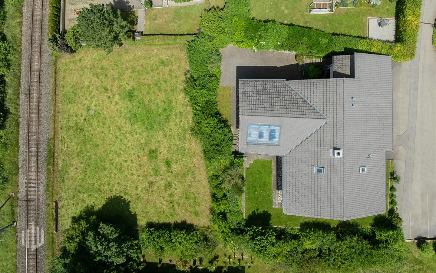 ImmoWyss - Maison élégante de 7,5 pièces sur deux étages avec parcelle constructible - Photo 3 sur 13