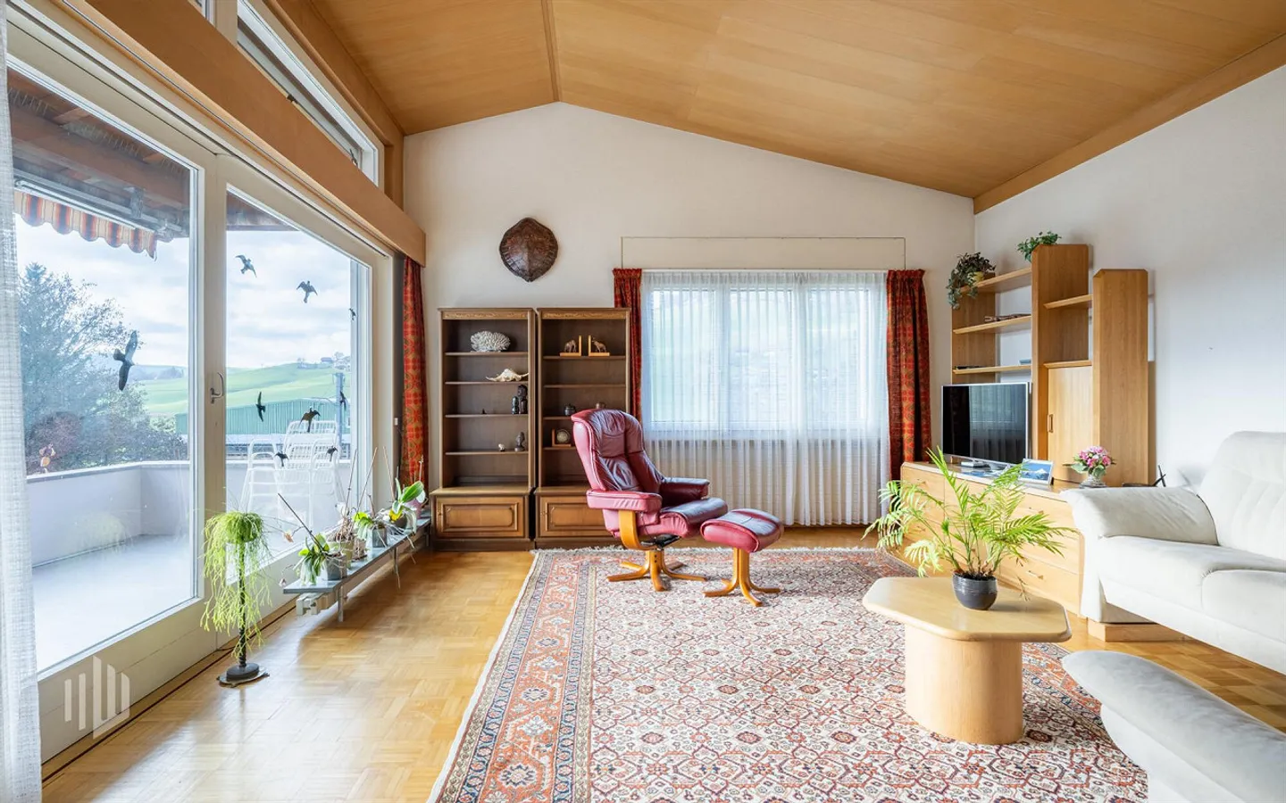 ImmoWyss - Maison élégante de 7,5 pièces sur deux étages avec parcelle constructible - Photo 4 sur 13