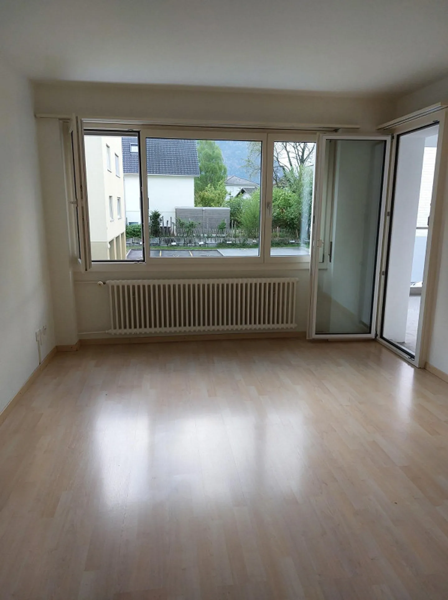 2-room apartment in a well-connected location - Photo 2 of 9