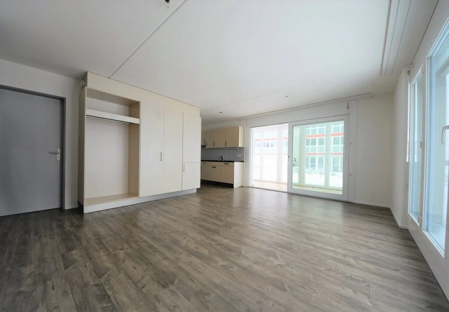 Bright and modern 2.5 room apartment for rent - Photo 2 of 8