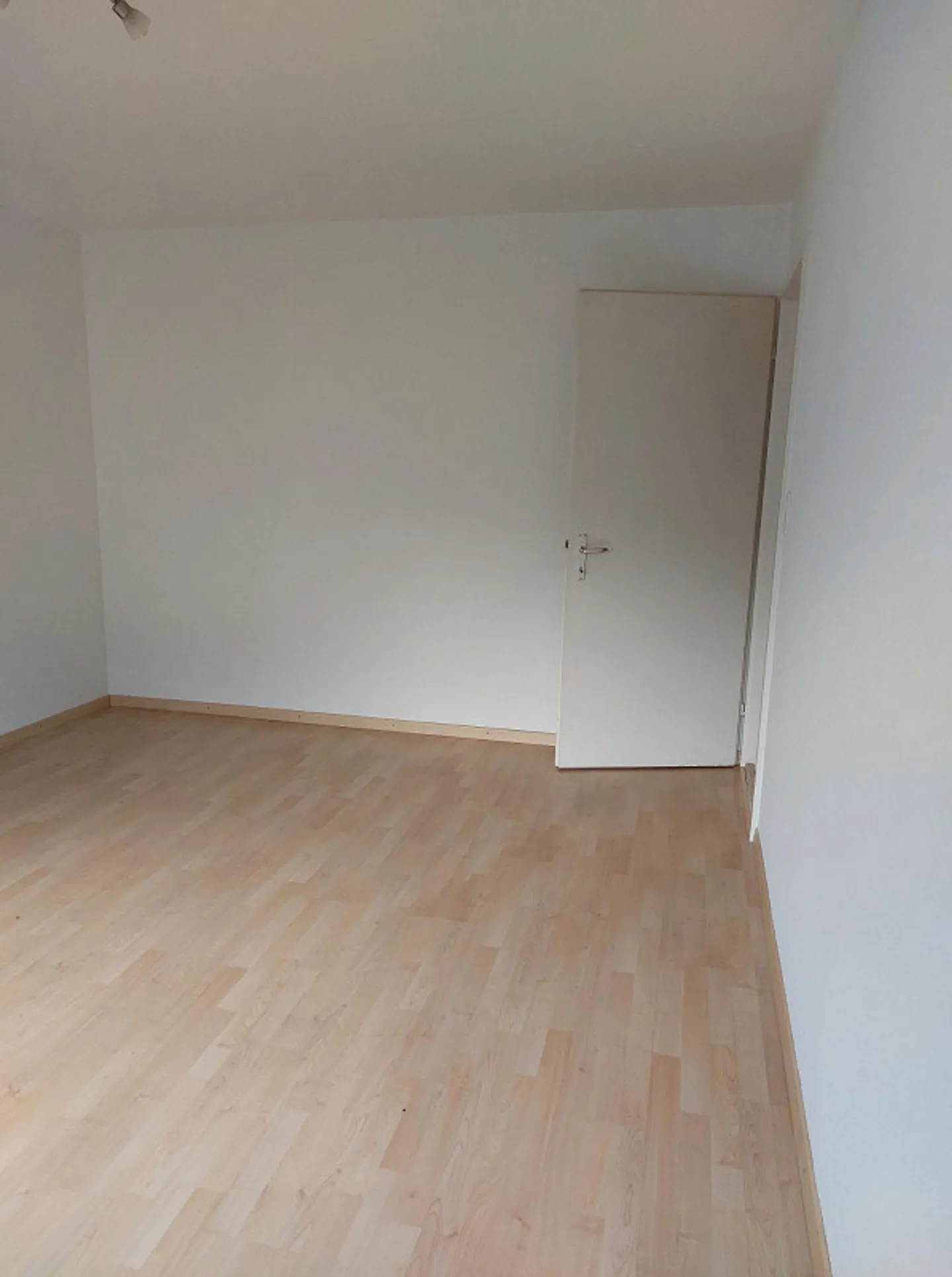 2-room apartment in a well-connected location - Photo 3 of 9