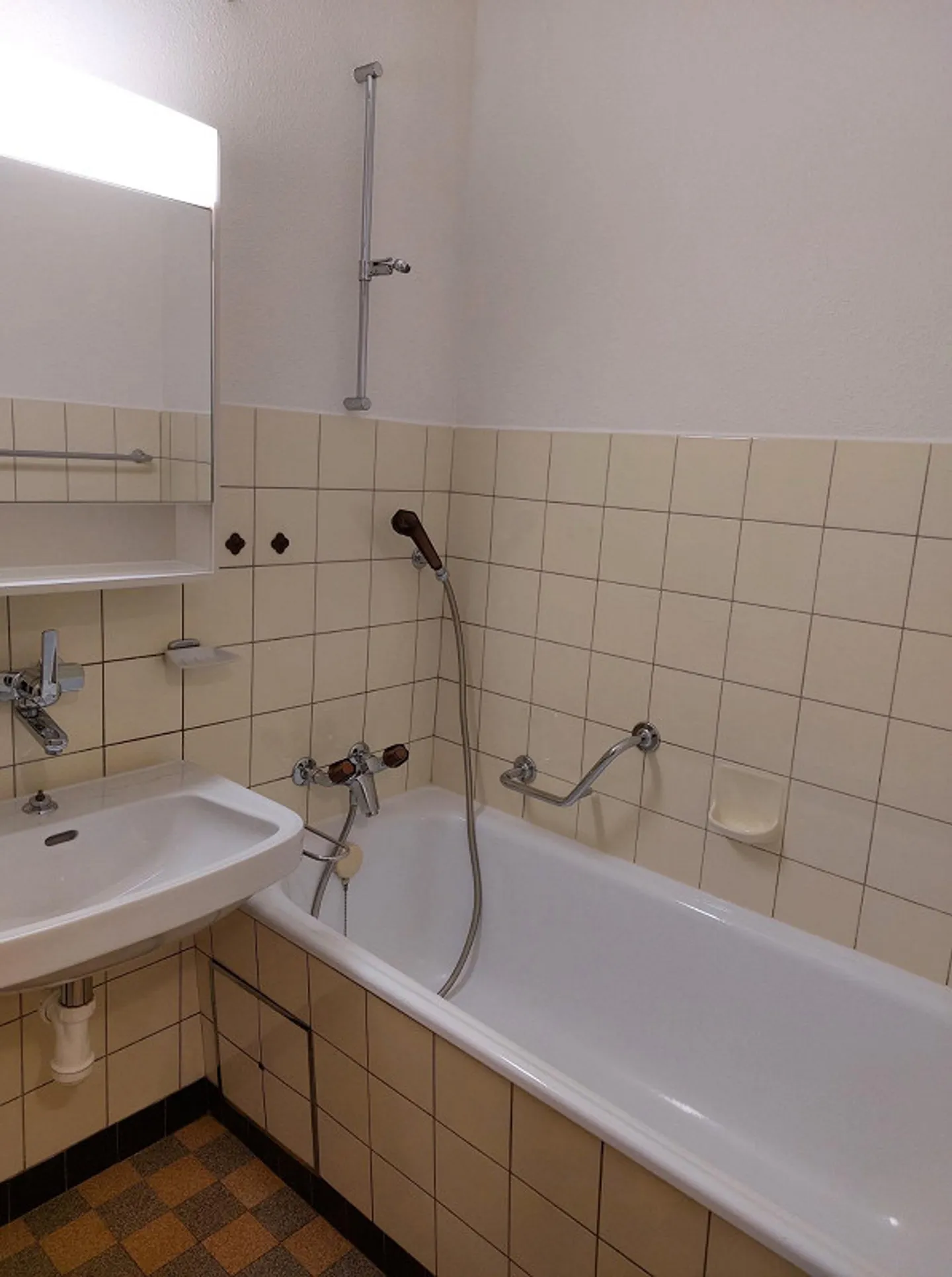 2-room apartment in a well-connected location - Photo 5 of 9