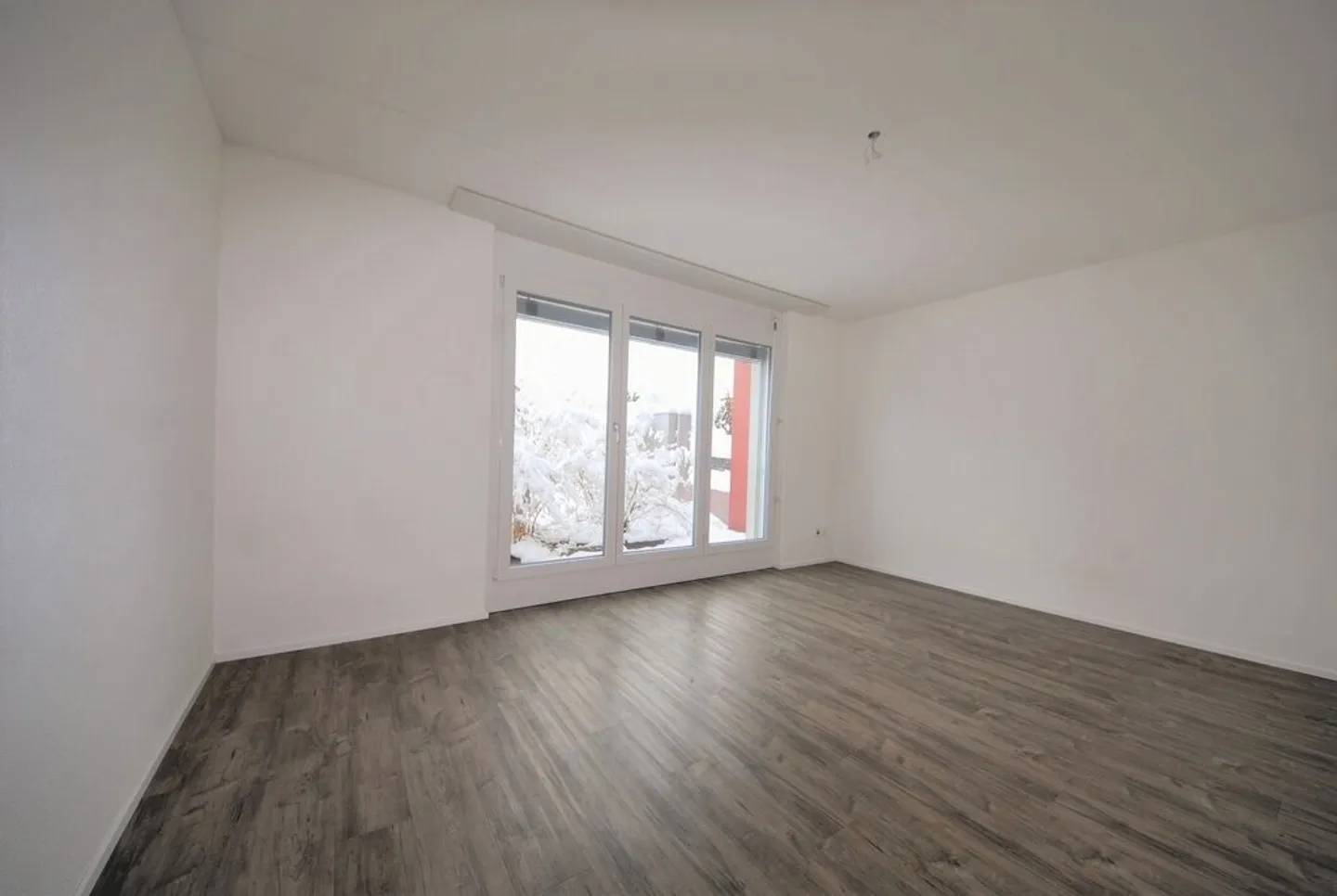 Bright and modern 2.5 room apartment for rent - Photo 3 of 8