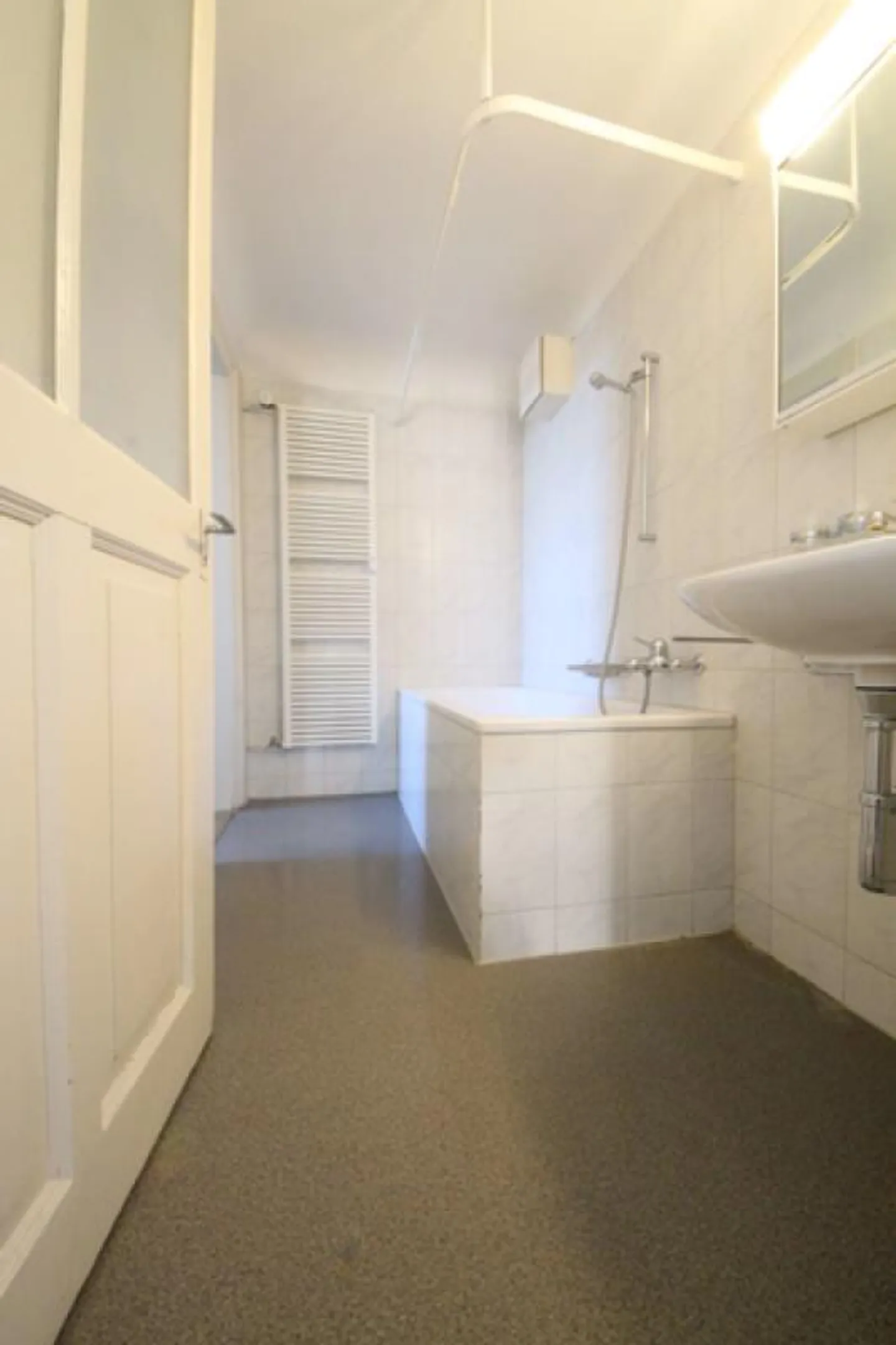 Charming old apartment near the train station and lake - Photo 4 of 6