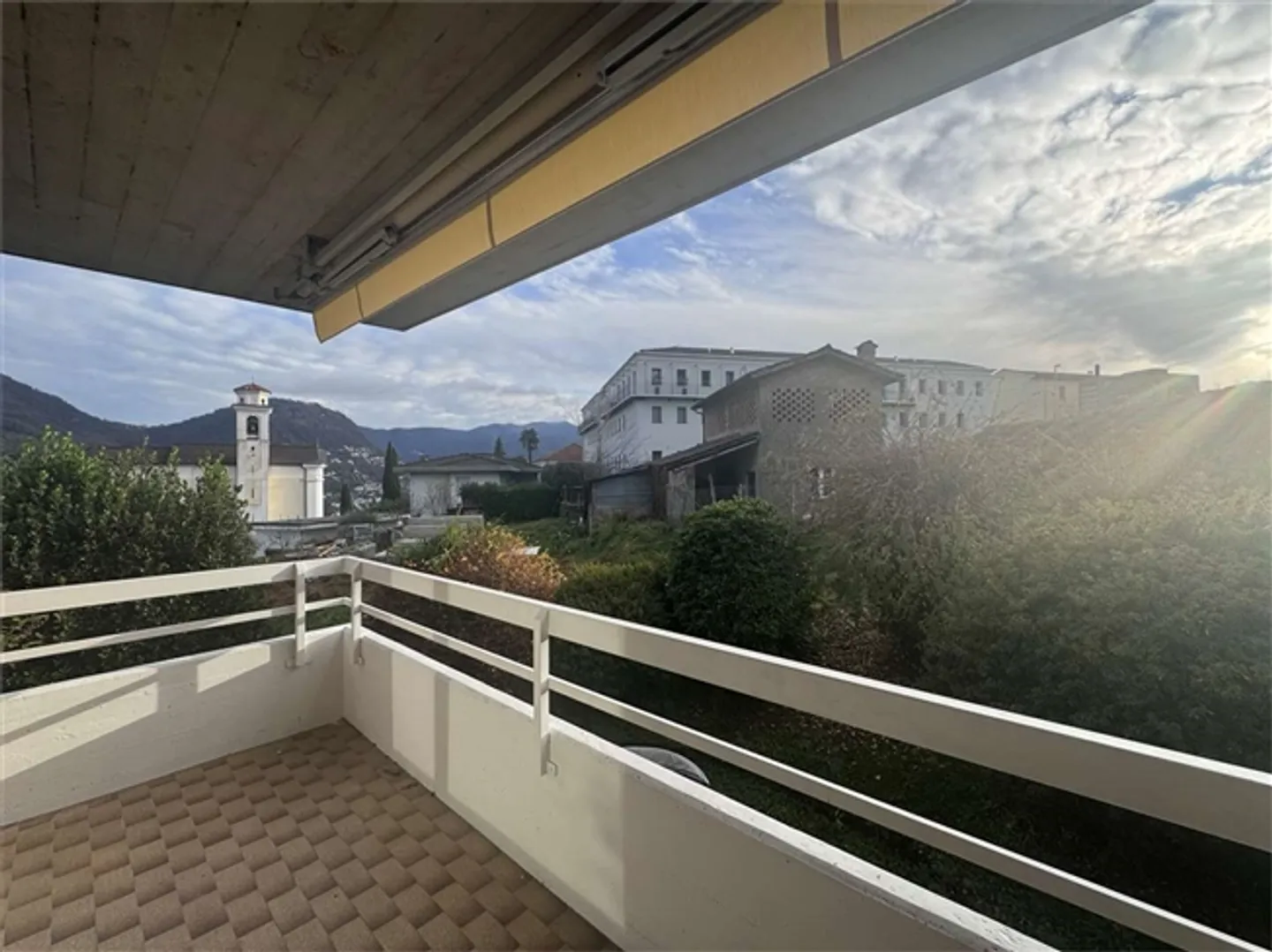 «Elegante 5,5-Zimmer-Wohnung in Porza – Komplett renoviert mit Panoramablick und attraktivem Steuerf» - Foto 3 von 8