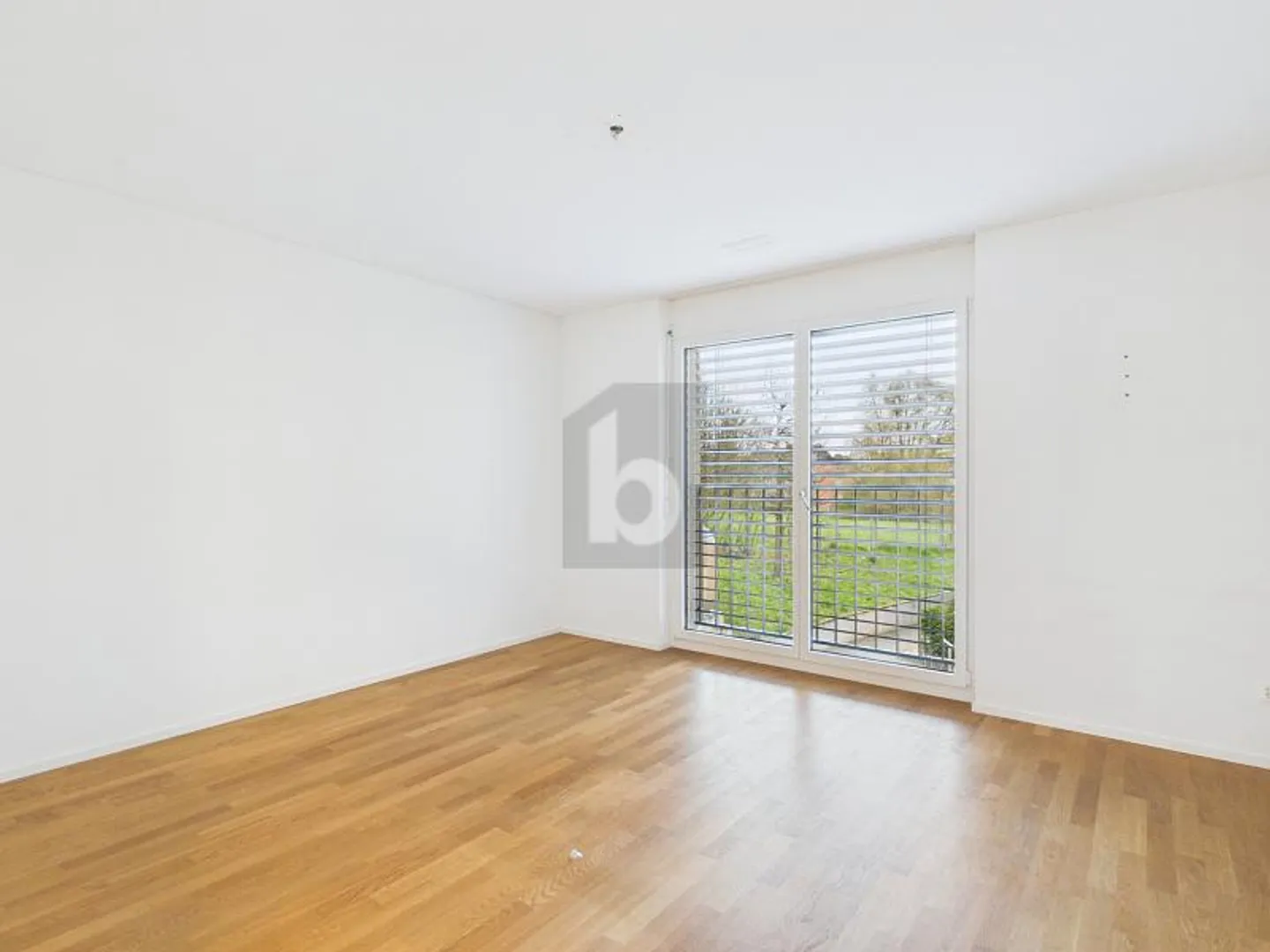 SPACIOUS TERRACE WITH A VIEW OF NATURE - Photo 4 of 6