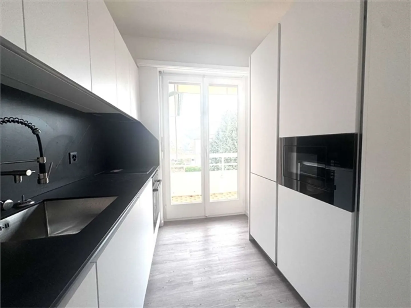 «Elegante 5,5-Zimmer-Wohnung in Porza – Komplett renoviert mit Panoramablick und attraktivem Steuerf» - Foto 2 von 8