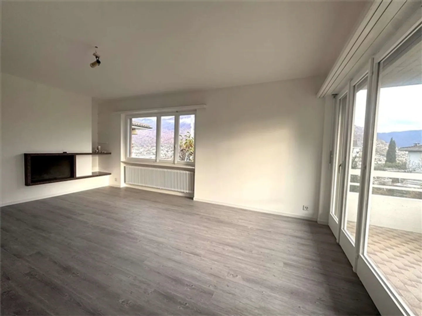 «Elegante 5,5-Zimmer-Wohnung in Porza – Komplett renoviert mit Panoramablick und attraktivem Steuerf» - Foto 4 von 8