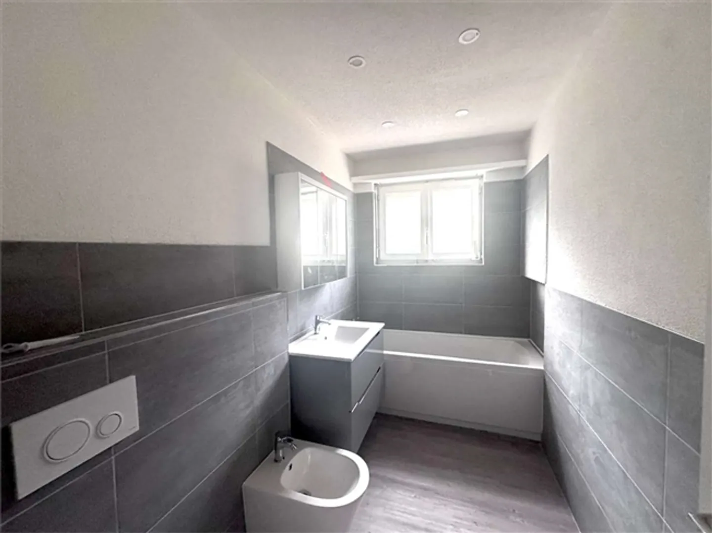 «Elegante 5,5-Zimmer-Wohnung in Porza – Komplett renoviert mit Panoramablick und attraktivem Steuerf» - Foto 6 von 8