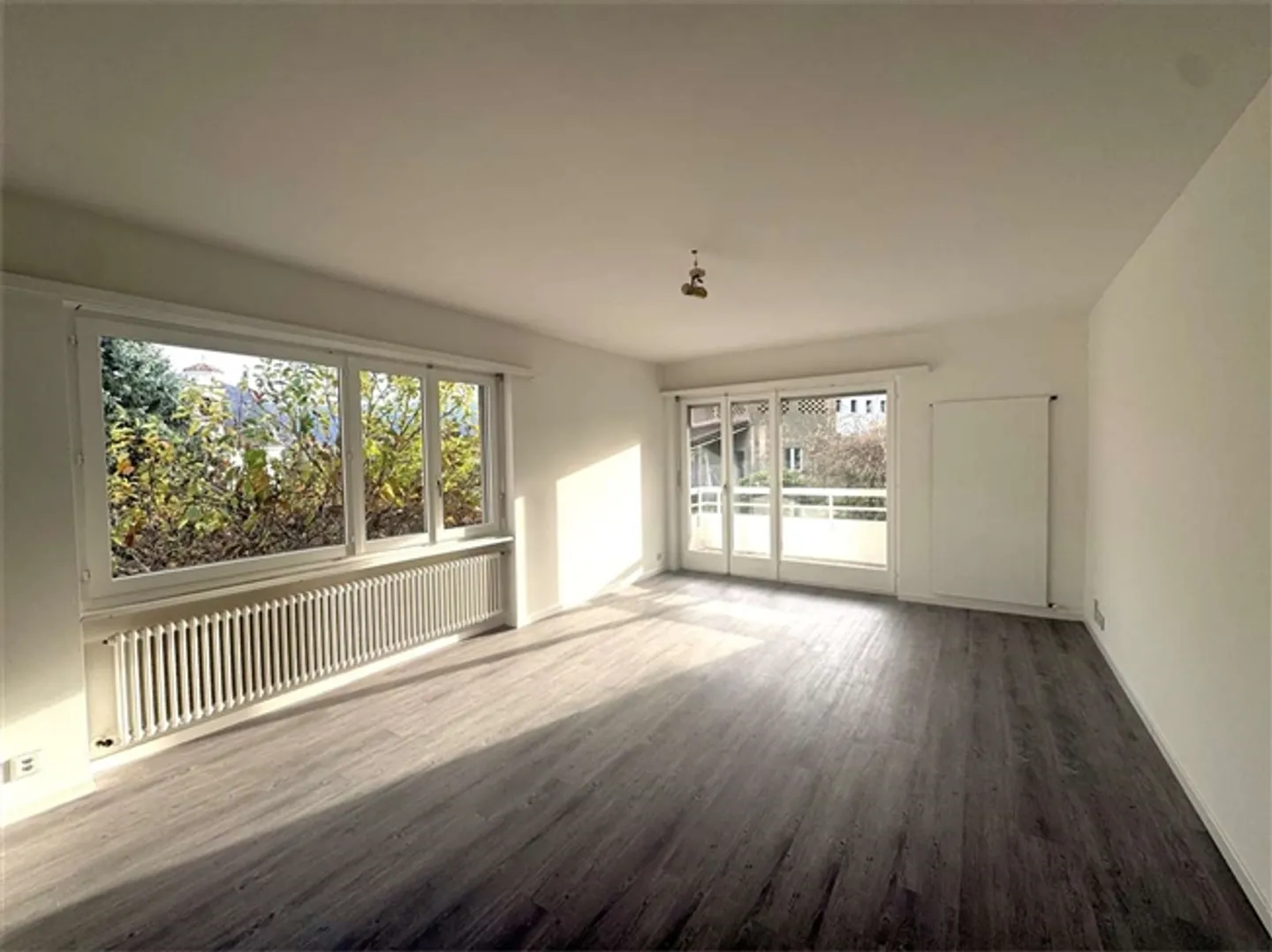 «Elegante 5,5-Zimmer-Wohnung in Porza – Komplett renoviert mit Panoramablick und attraktivem Steuerf» - Foto 7 von 8