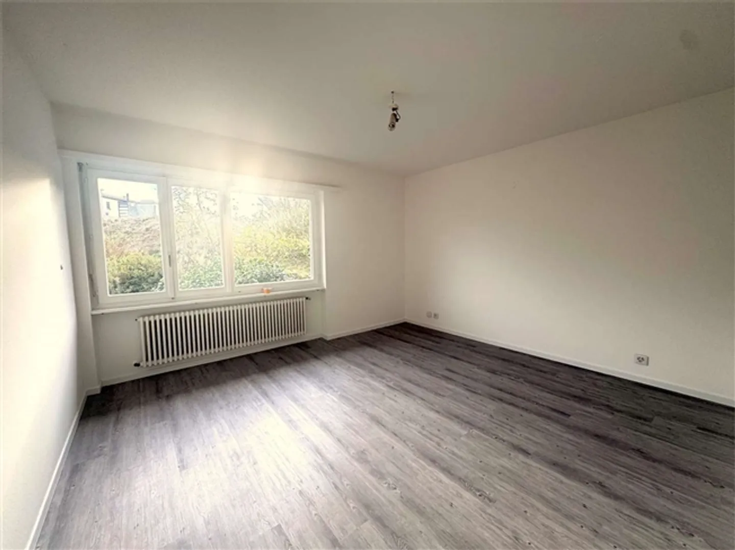 «Elegante 5,5-Zimmer-Wohnung in Porza – Komplett renoviert mit Panoramablick und attraktivem Steuerf» - Foto 8 von 8