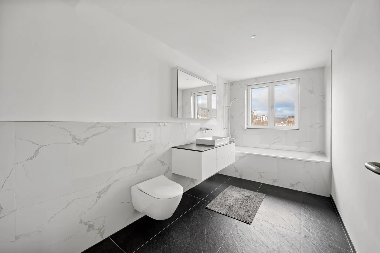 SPACIOUS 5.5 ROOM PENTHOUSE APARTMENT - Photo 6 of 10