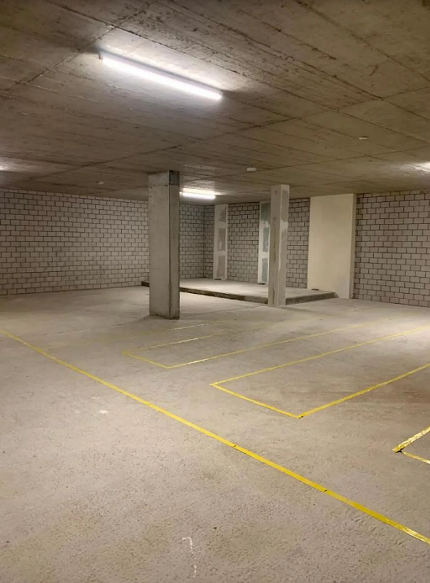 Grosszügige Gewerbefläche an zentraler Lage in Niederhasli - Foto 3 von 9