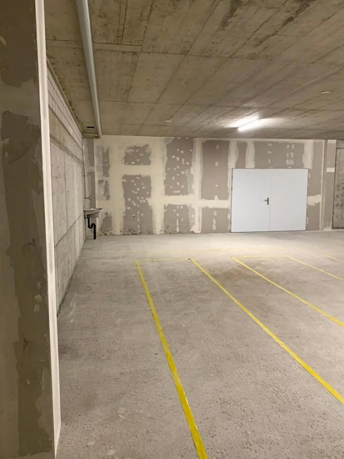 Grosszügige Gewerbefläche an zentraler Lage in Niederhasli - Foto 5 von 9