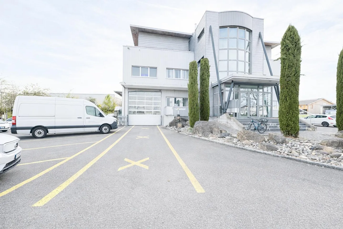 Espace commercial attrayant et spacieux de 800 m2 dans une zone industrielle - Photo 1 sur 5