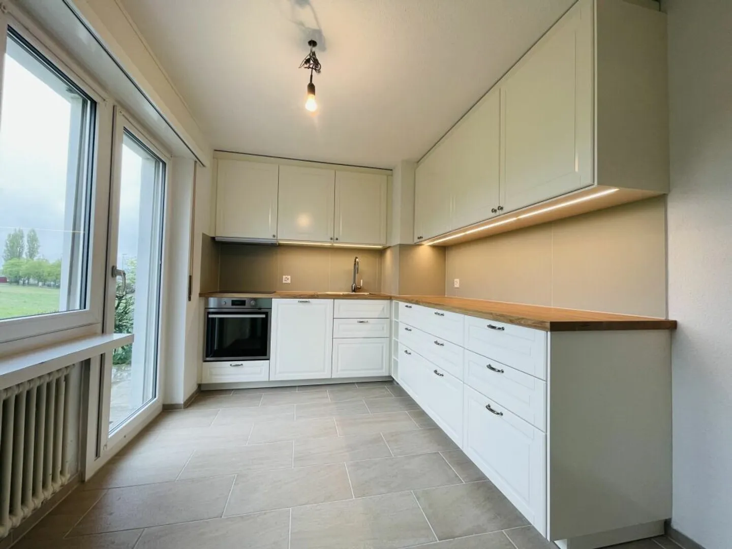Casa a schiera di 5,5 stanze con giardino ben curato in un ambiente familiare - Foto 3 di 10