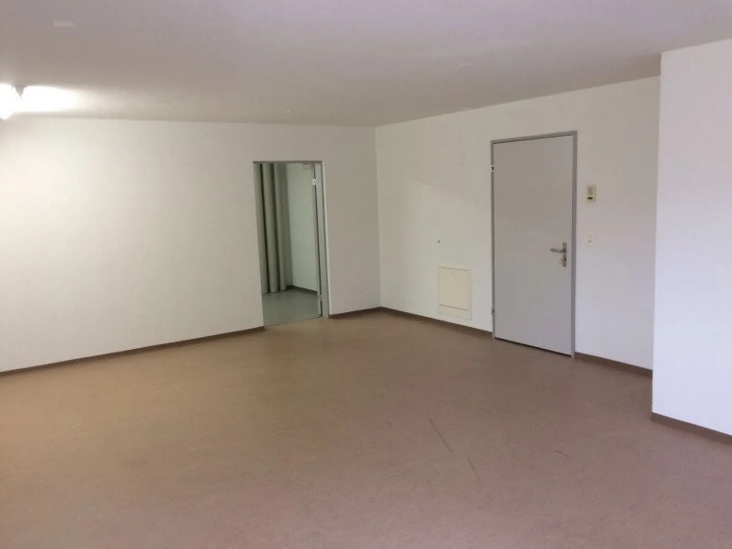 Mixed-use building for rent - Photo 7 of 11