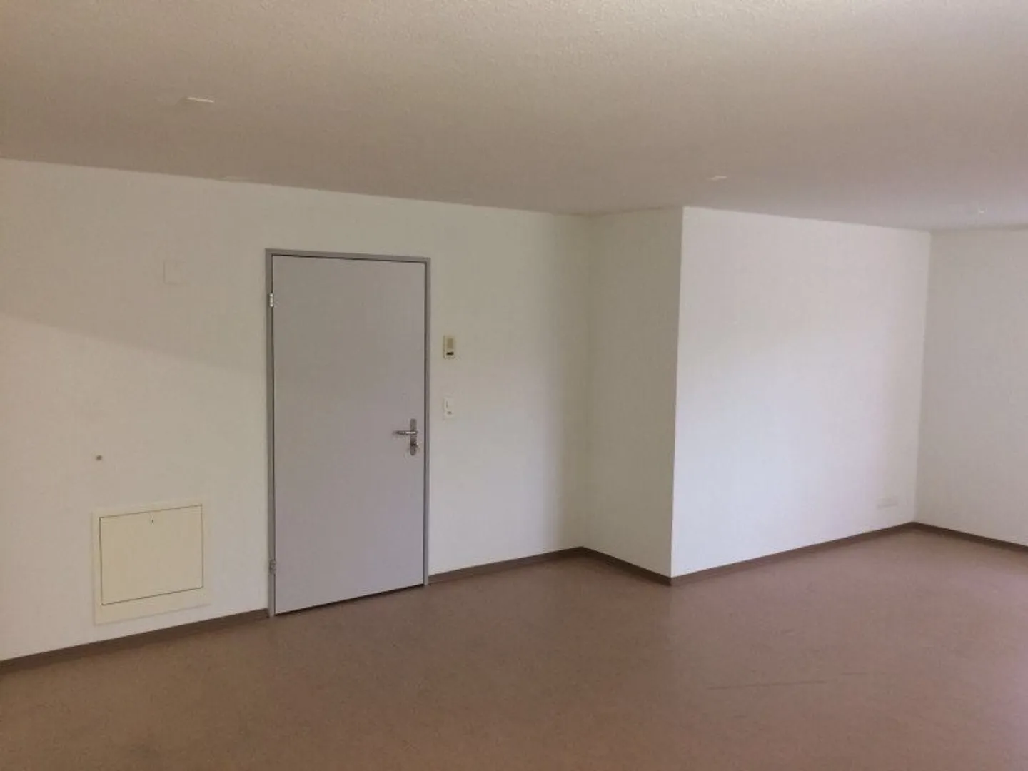 Mixed-use building for rent - Photo 8 of 11