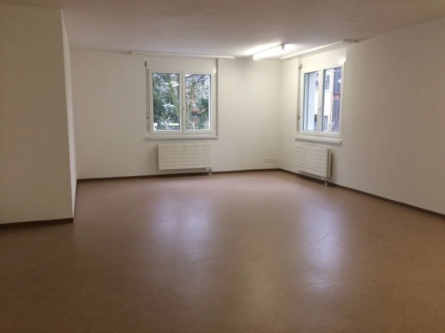 Mixed-use building for rent - Photo 4 of 11