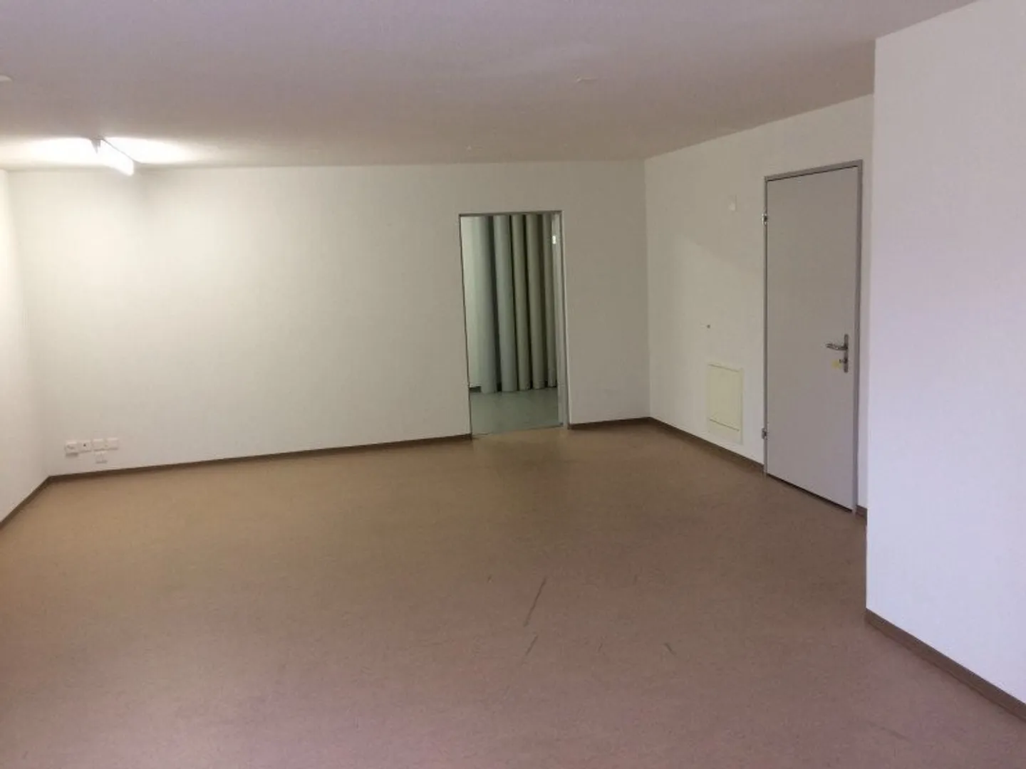 Mixed-use building for rent - Photo 6 of 11