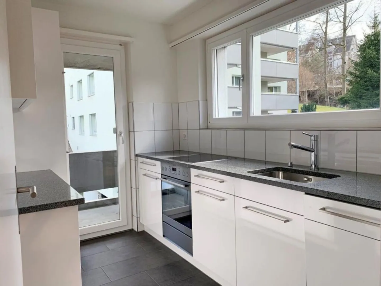 Charming apartment in a central location - Photo 2 of 9