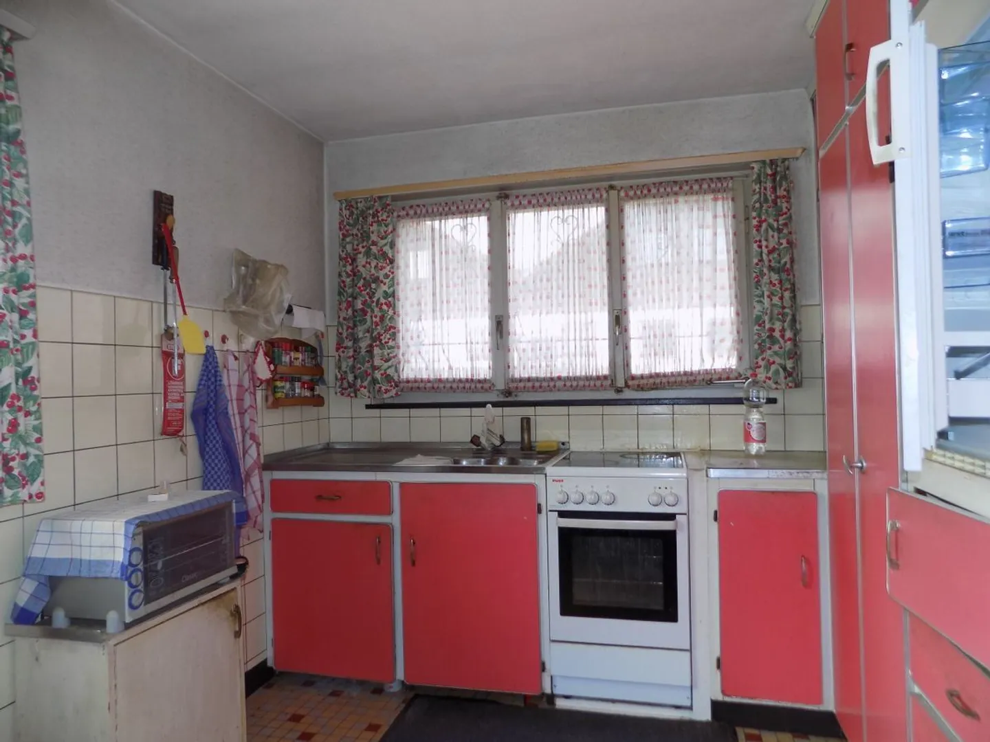 Charming, renovation-required single-family home with a separate apartment, large garden, and garage. - Photo 7 of 10