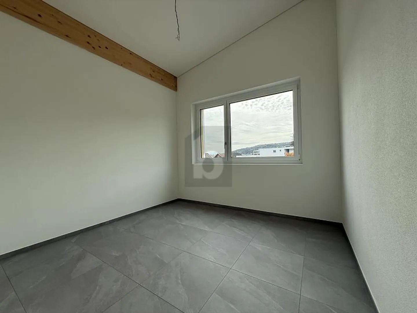WHERE ROOM HEIGHT MEETS LIVING COMFORT - Photo 5 of 6