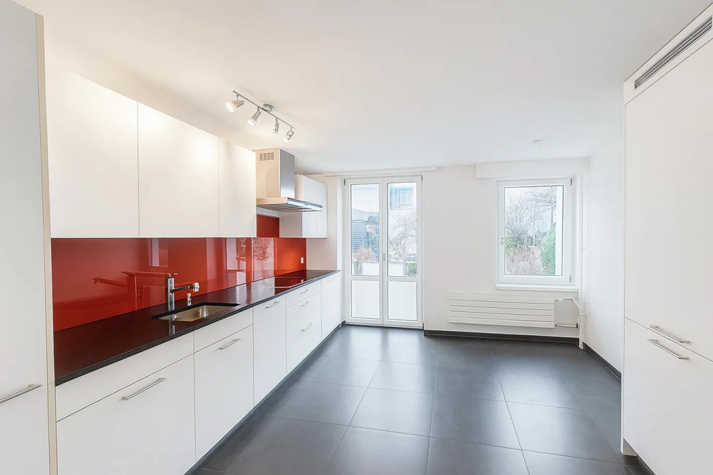 Stylish 3.5-room old building apartment with south terrace in St. Gallen - Photo 3 of 12