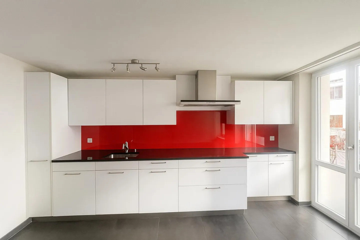 Stylish 3.5-room old building apartment with south terrace in St. Gallen - Photo 2 of 12