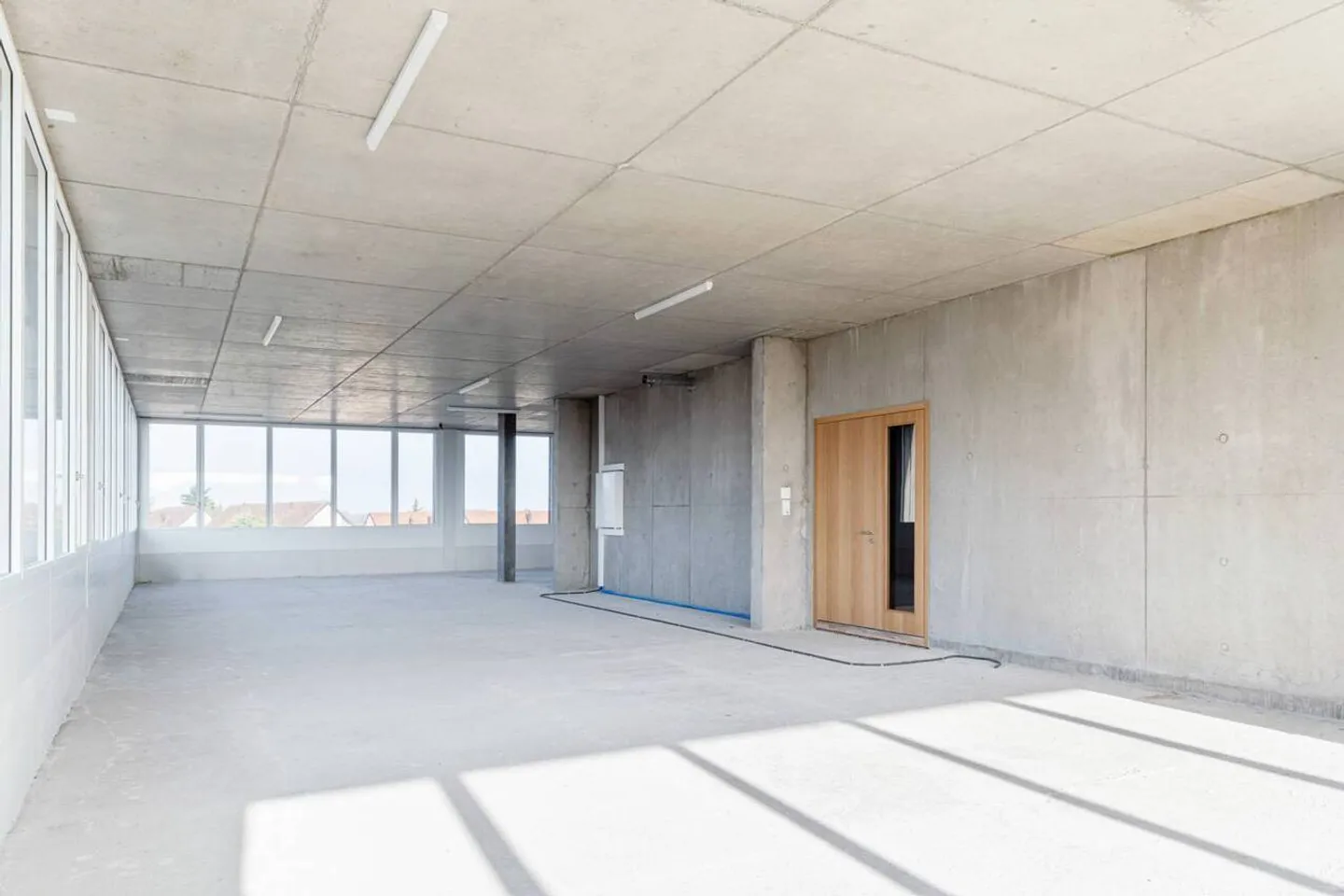 Newly built offices ideally located - Photo 4 of 11