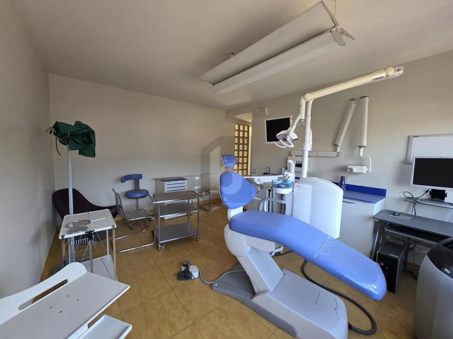 SPACIOUS AND SUNNY IN A CENTRAL LOCATION - Photo 3 of 6