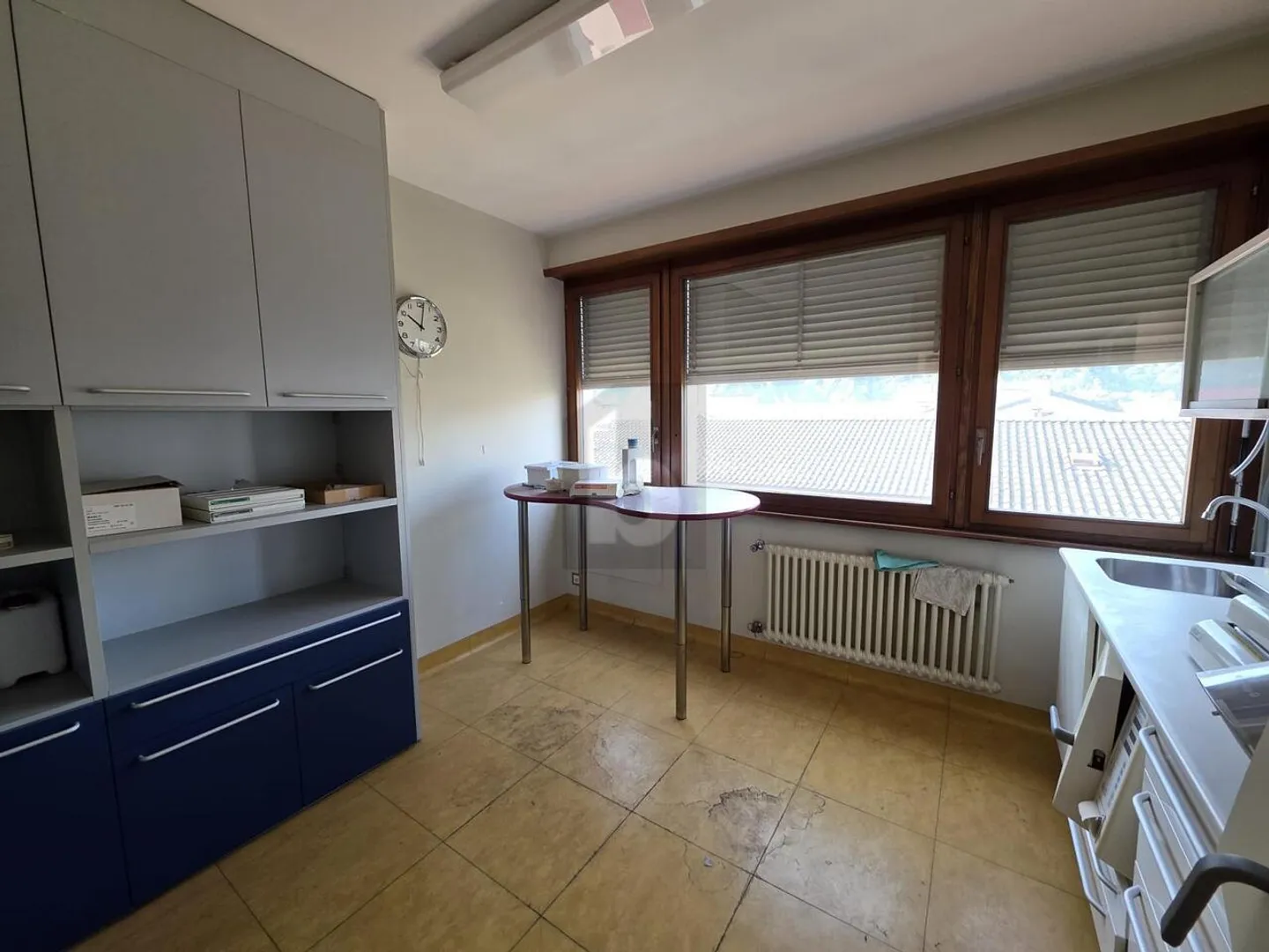 SPACIOUS AND SUNNY IN A CENTRAL LOCATION - Photo 4 of 6