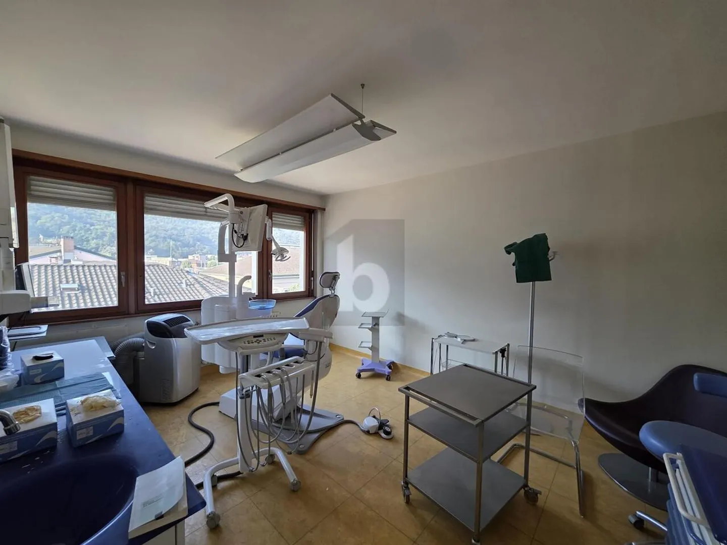 SPACIOUS AND SUNNY IN A CENTRAL LOCATION - Photo 5 of 6