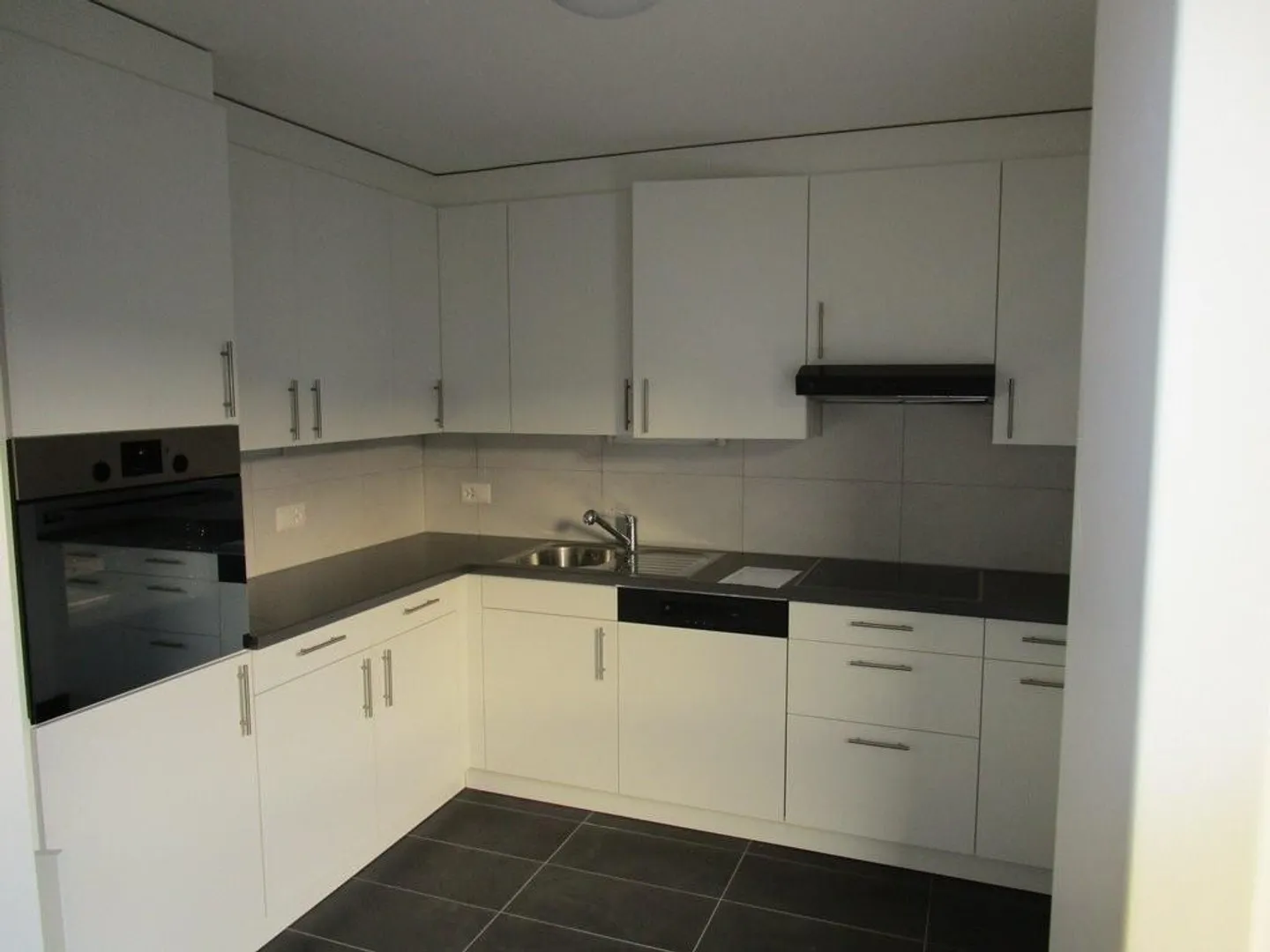 Appartement moderne au sein d'un quartier vivant - Photo 2 sur 11