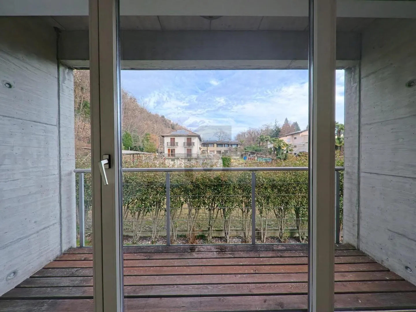 ELEGANTE E SPAZIOSA CON GIARDINO E PISCINA - Foto 4 von 6