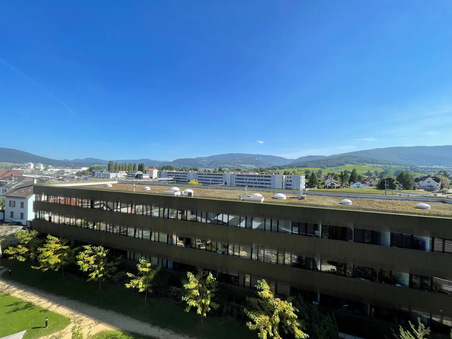 Möbliertes Studio in der Nähe des Bahnhofs mit Blick auf die Landschaft - Foto 1 von 8