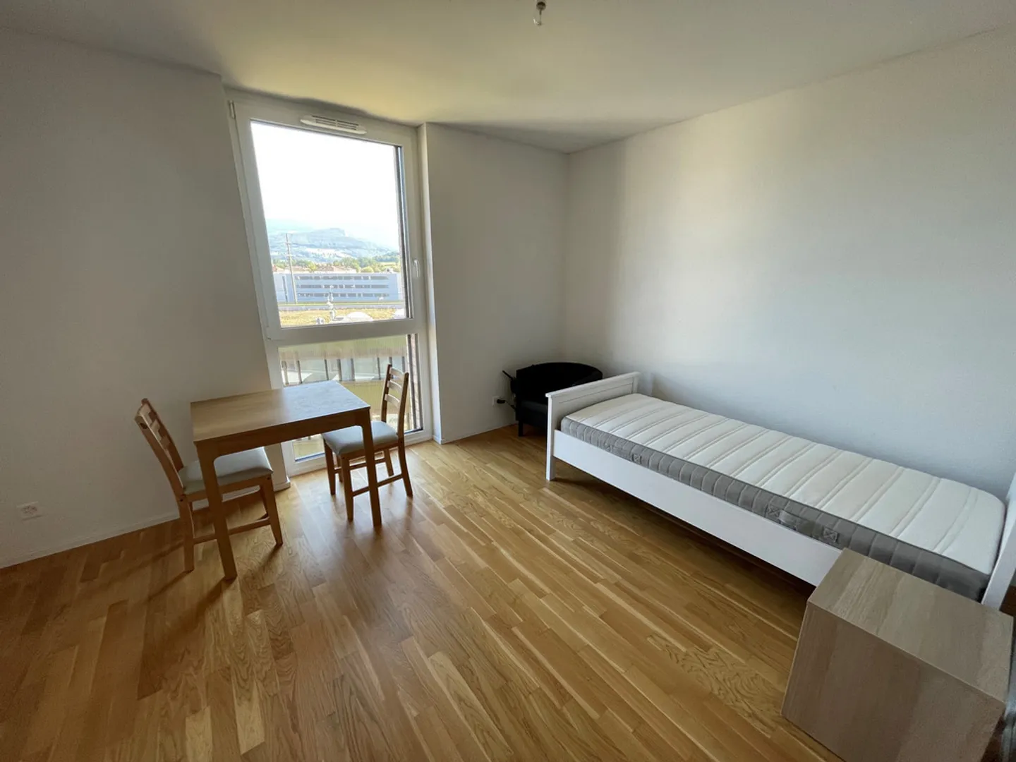 Möbliertes Studio in der Nähe des Bahnhofs mit Blick auf die Landschaft - Foto 2 von 8