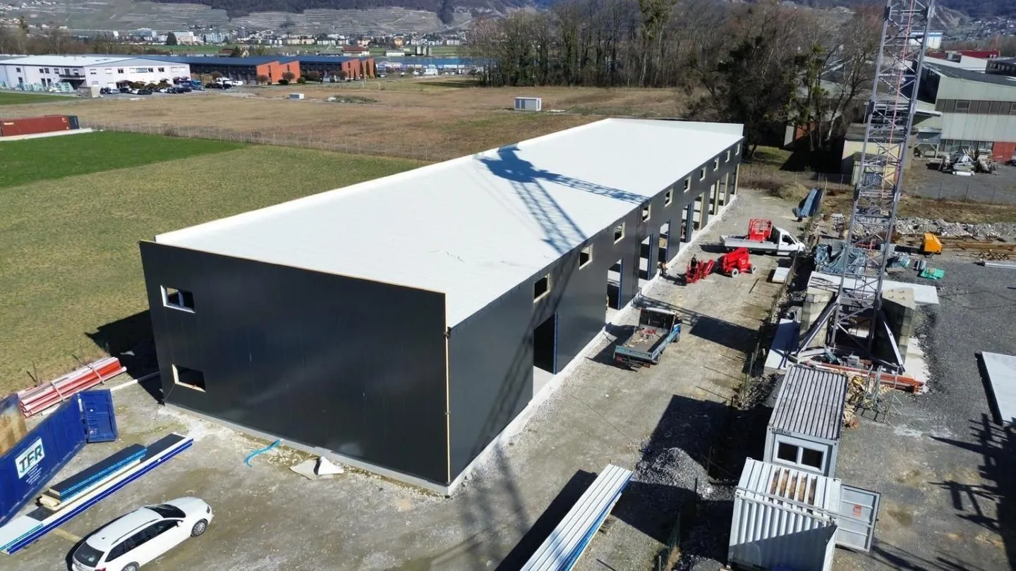 Capannone industriale commerciale con box, uffici e magazzino. - Foto 2 di 3
